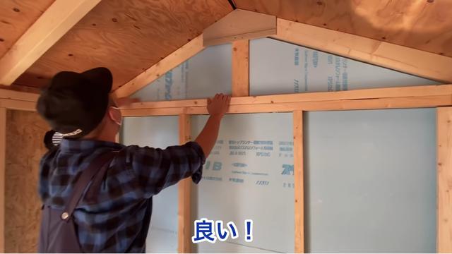 画像: 【タケト家の秘密基地作り#30】より 難しい三角形の部分にも断熱材を嵌め込むことができました。