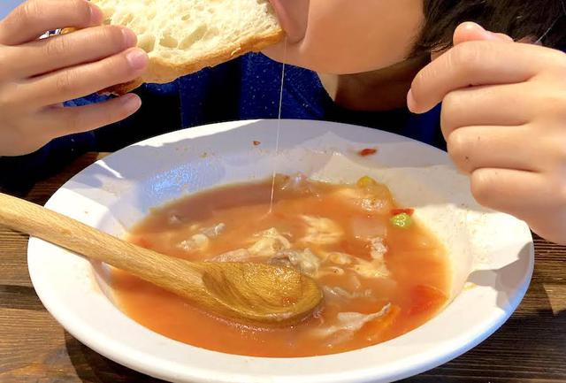 画像: 筆者撮影:DEEP PLATEは幅の広い縁があるので、熱いものを入れてもミトンで持ちやすいです。