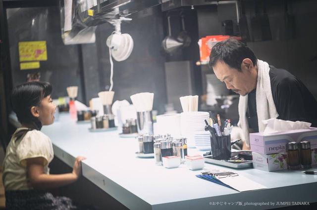 画像: 中華料理店を営んでいた主人公・坂本明夫と幼い時の娘の様子 写真提供:おやじキャンプ飯