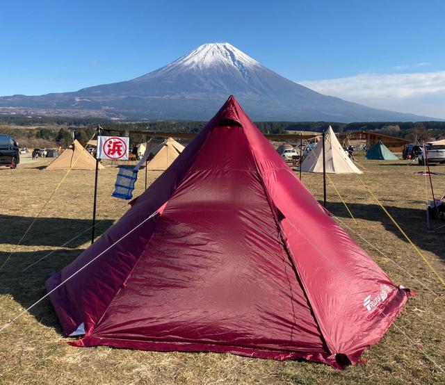 画像: 筆者撮影 富士山と三角のテントが綺麗にシンクロしました。
