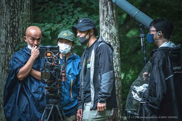 画像: 写真左が馬杉監督。カメラマン、照明など制作メンバーも全員キャンパーかつ優秀な技術者たちを集めてチームを組んだそう。 写真提供:おやじキャンプ飯