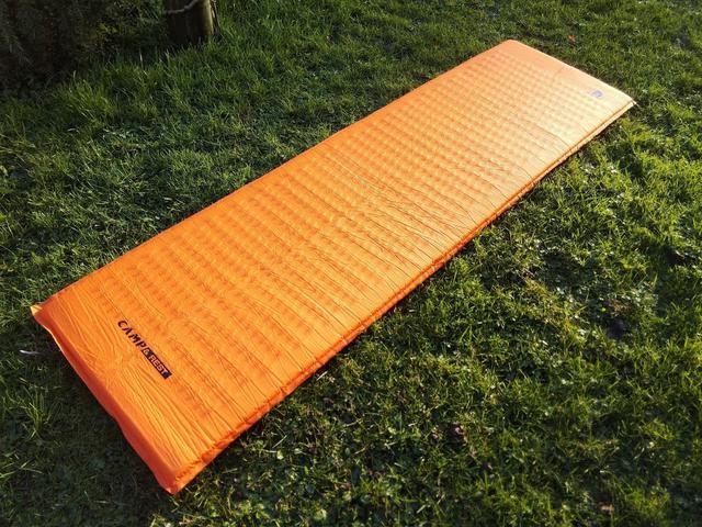 画像: 筆者愛用のインフレーターマット (筆者撮影)