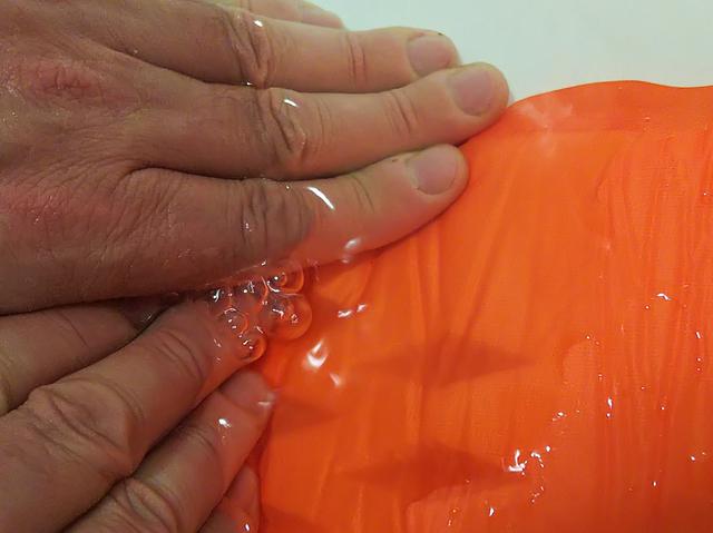 画像: プクプクと気泡が出る箇所を探す (筆者撮影)
