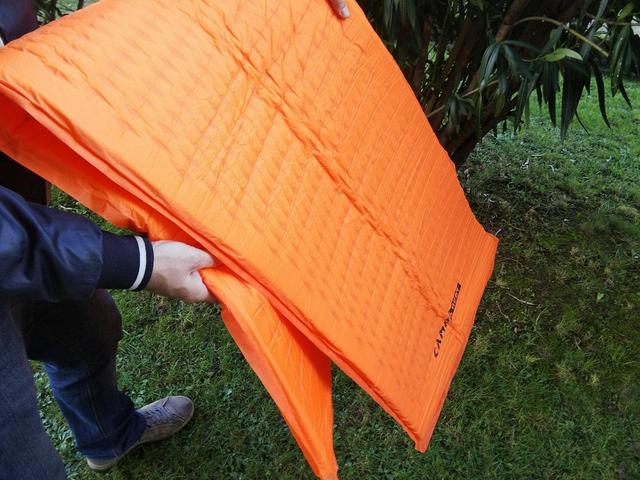 画像: 小さな穴でも空気が漏れて張りのない状態になる (筆者撮影)