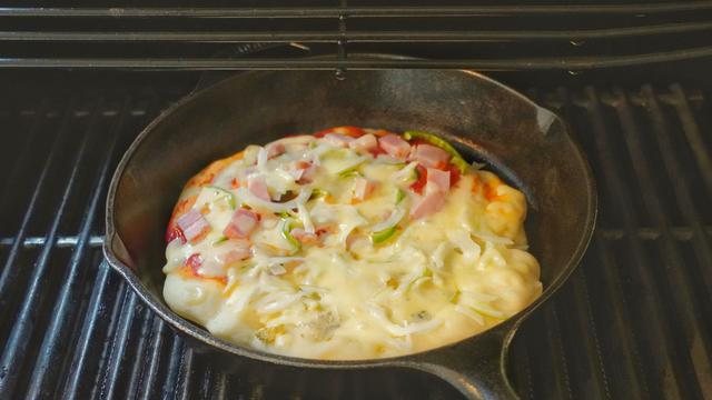 画像: 少しの手間でキャンプの食事が盛り上がる!焼き立てアツアツのピザを気軽に楽しもう!