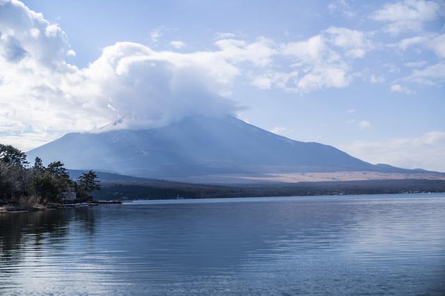 画像: 富士山をバックに美しい山中湖が眺められる (photographer 吉田 達史)