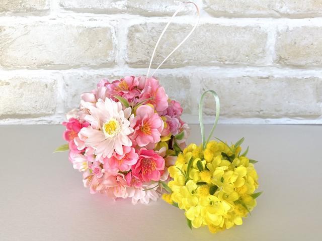 画像: (左)桃と桜の造花で制作/(右)菜の花と残ったミモザの造花で制作 (筆者撮影)