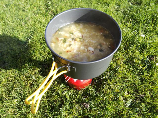 画像: 登山の定番はインスタントラーメン (筆者撮影)