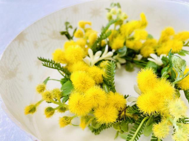 画像: モミザの造花を使ったリース (筆者撮影)