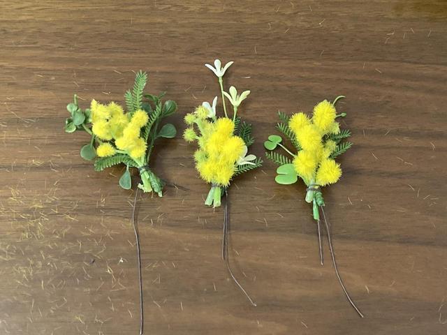 画像: 造花を使用しても黄色い繊維が散らかってしまいますが… (筆者撮影)