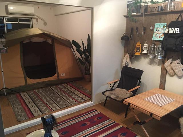 画像: ライター撮影 部屋のなかにテントを張るとキャンプの雰囲気満載に! happycamper.jp