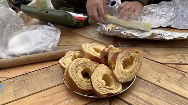 画像: 【タケト家の秘密基地作り#34】より 年輪もしっかりと浮かび上がっています!