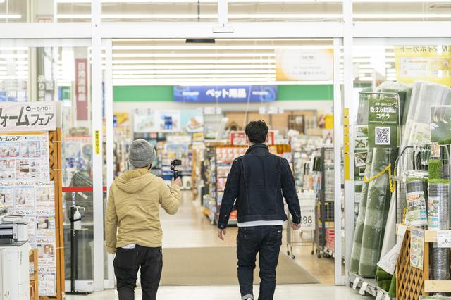 画像: 番組担当デレクター 奥田(左)とてつじさん(右)一緒に店内へ (photographer 吉田達史)