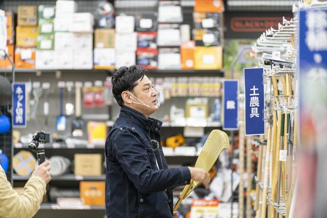 画像: 熊手を選ぶてつじさん (photographer 吉田達史)