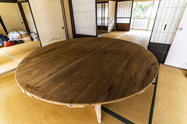 画像: 酒樽の蓋を利用したテーブル (photographer 吉田達史)