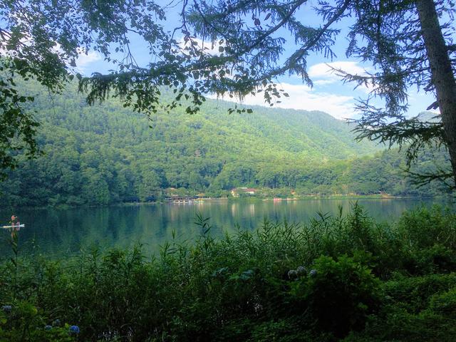 画像: 筆者撮影 四尾連湖水明荘キャンプ場からの四尾連湖