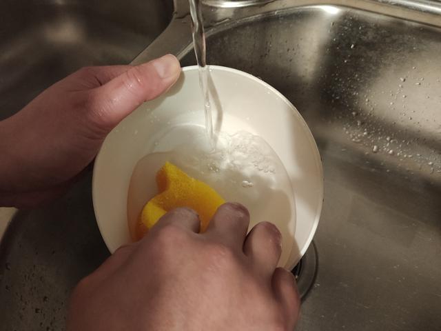 画像: ②水を出しながら洗う (筆者撮影)