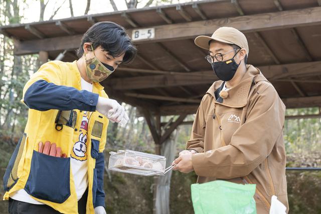 画像16: 【番組ロケ密着】「おぎやはぎのハピキャン」〜たけだバーベキュー流 ~春のお気軽デイキャンプ(後編)炭火焼きに舌鼓〜新定番•薪クイズ…1日の思い出を動画編集して鑑賞