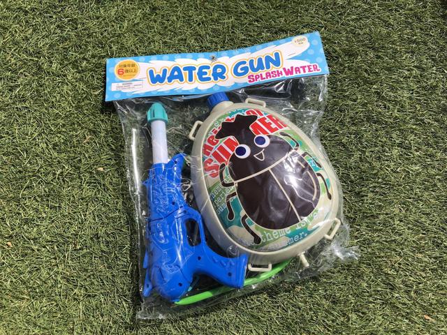 画像: 筆者撮影 リュック型水鉄砲(カブトムシ) 550円(税込)