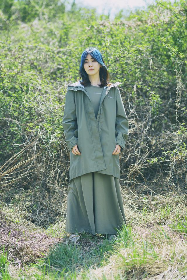 画像: Jacket:Tree Swallow W Jacket ¥24,200 Dress: Tree Swallow W Ofz Dress ¥9,680 Shoes: Myleage Rain Waterproof ¥9,020