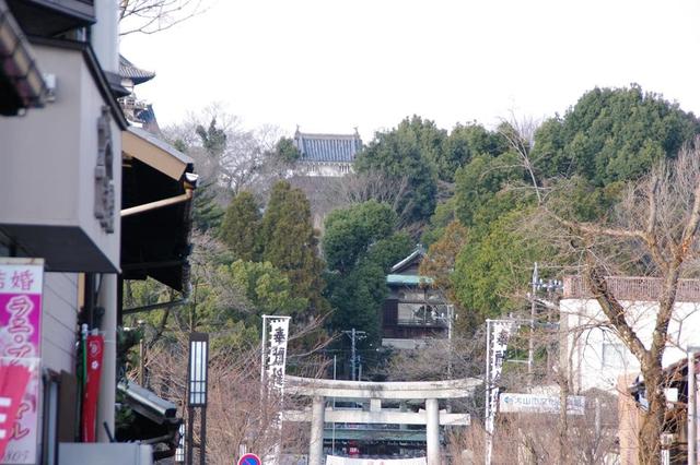 画像: 筆者撮影 犬山城下町から犬山城を見たところ