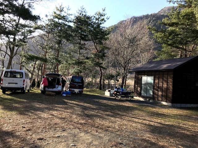 画像: 筆者撮影 バンガローの前に自由にテントを張ってOKなキャンプ場では、バンガロー+テントのグループキャンが楽しめます。