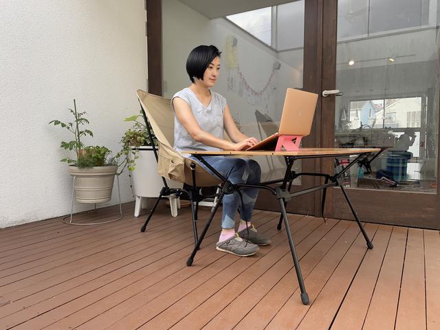 画像: 筆者撮影:ハイスタイルは仕事テーブルとしてもすごく使いやすい!DODのスゴイッスとの相性もバッチリ