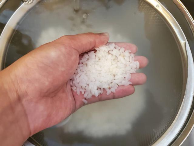 画像: 筆者撮影:米を洗う