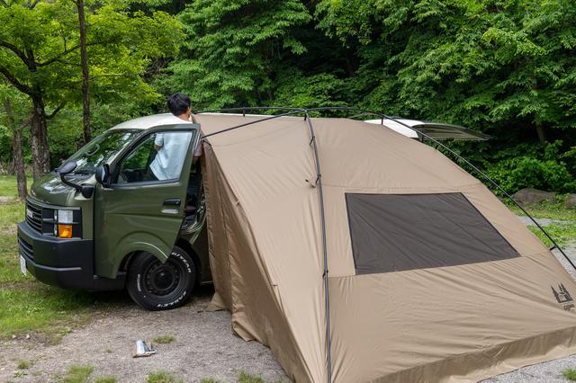 画像: 筆者撮影 脚立があれば車に足をかけて設営する必要がないので楽。