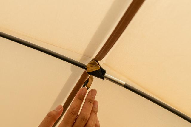 画像: 筆者撮影 天井中央部のリングにLEDランタンなどを吊るせる