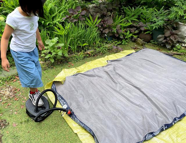 画像: フットポンプで空気注入、所要時間は子どもでも約5分