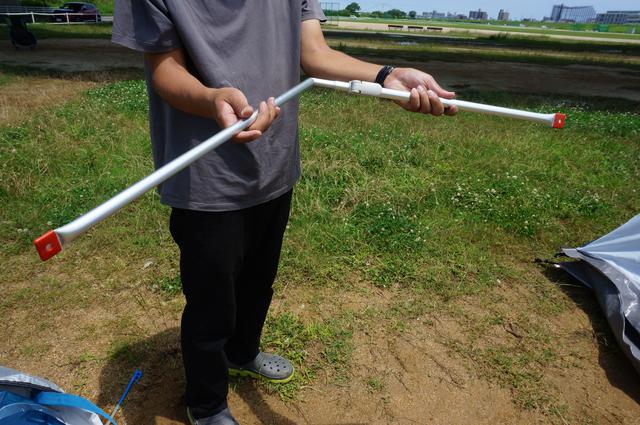 画像: 筆者撮影「天井を支えるバーを取り付けます」