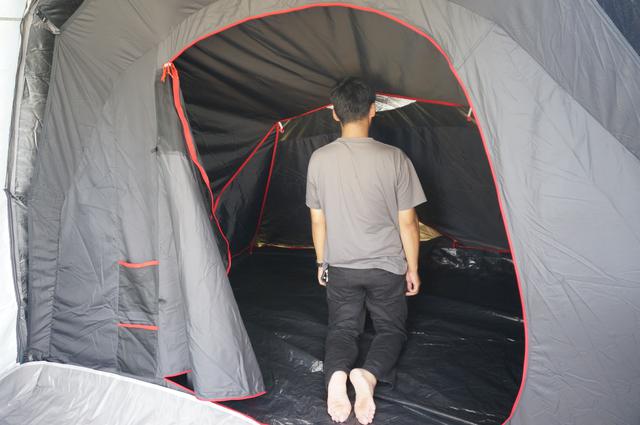 画像: 筆者撮影「寝室は、身長180cmの男性がひざ立ちできる高さ」」