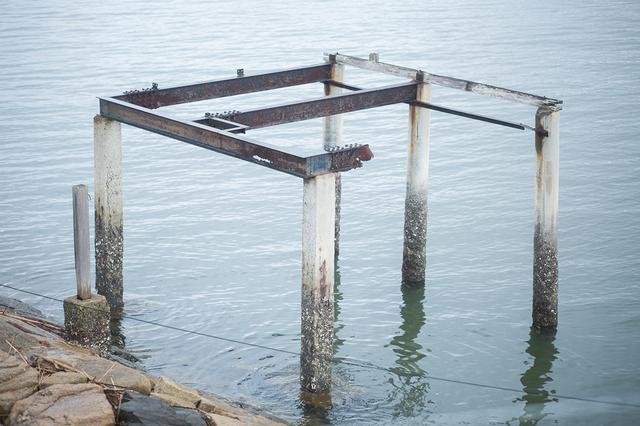 画像: それぞれの小屋の所有権は、海中に打たれた杭にあるという
