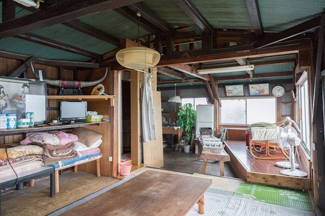 画像: 室内の広さやしつらえは、小屋によってさまざま。広ければ大人数でも利用可能