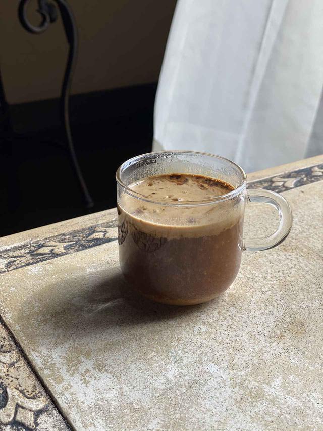 画像: 好みの飲み物に溶いてサッと取れるのがいいところ。 *追記)栄養素を一番良い状態で体に届けるため、 コーヒーのような刺激物に混ぜることや 熱いものに混ぜることはおすすめしていないのですが・・・と 販売元の方からメッセージをいただきました(汗)