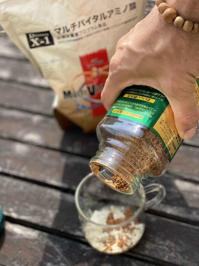 画像: 僕はコーヒーに溶くのが好みです。インスタントコーヒーを入れて