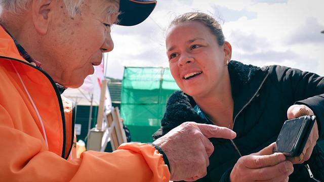 画像: 通訳ボランティアの高倉正則さん=左=は82歳。海外選手と共通の友人の話題で盛り上がっていた。「差別や偏見はまだある。なくす方向に向かうことが大事です」と言う