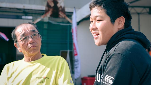 画像: 森本航大さん=右。大会スタッフで、選手としての出場経験もある有吉繁喜さん=左=がコーチ役。「やれば、なんだってできるんだと子どもたちに知ってほしい」と有吉さん