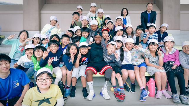 画像: ムンジャーネ選手と地元の小学生たち