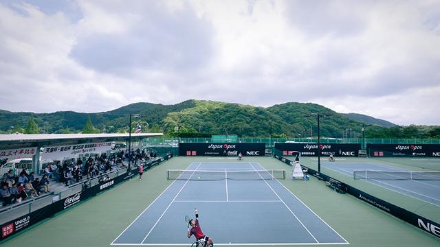 画像: 大会4日目、男子シングルスの準決勝が行われていた。手前はサーブを打つ国枝慎吾選手