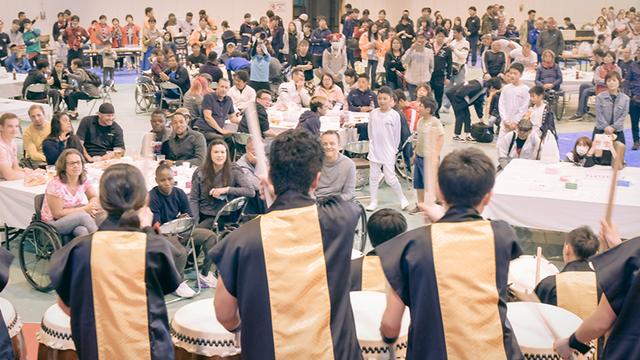画像: 子どもたちによる和太鼓演奏は圧巻で、選手たちも住民たちも大きな拍手を送った
