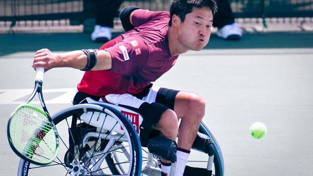 画像: ライン際のボールを打ち返す国枝選手