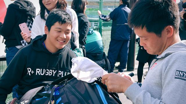 画像: 国枝選手=右=にサインをもらう航大さん