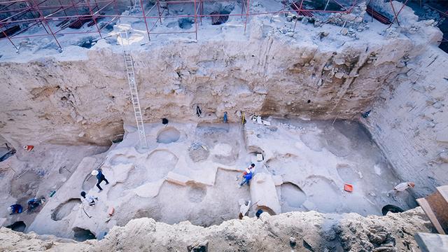 画像: カマン・カレホユック遺跡の北区。ここで文化編年の発掘作業が行われている