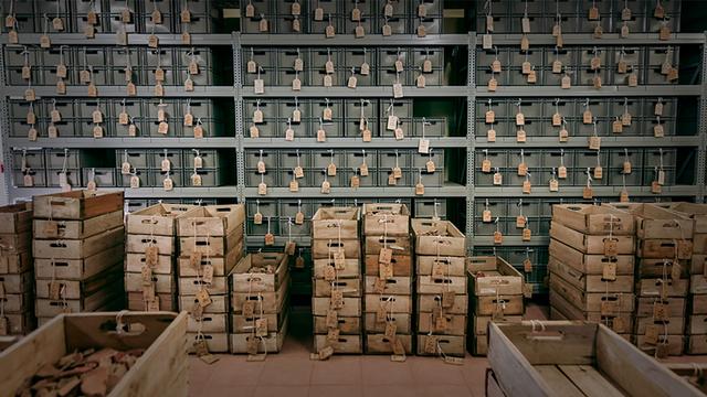 画像: 研究所の収蔵庫。数千万点以上の遺物が収蔵されている