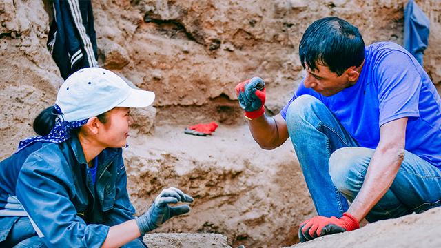 画像: 現地スタッフに教わりながら発掘作業を行う難波江春凪さん