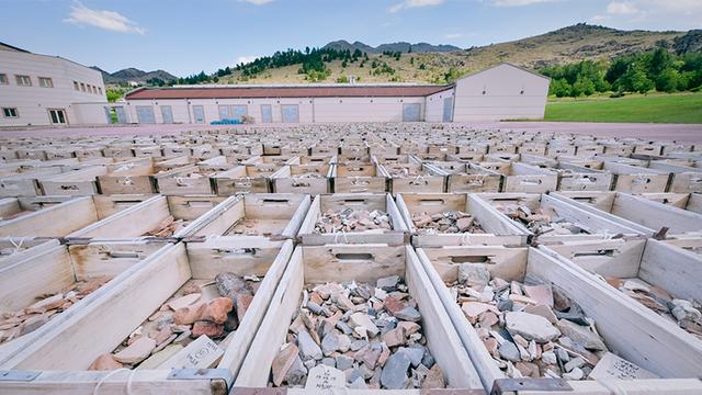 画像: 出土した遺物は、研究所の広場に並べて選定、洗浄、整理する