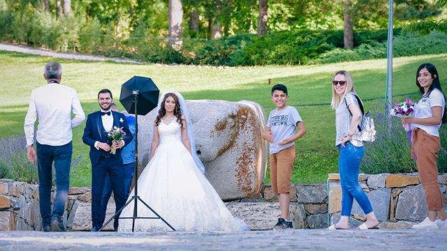 画像: 日本庭園は結婚式の人気撮影スポットにもなっている。多い日には約40組訪れるという