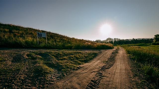 画像: 遺跡の東西には、1万年前からある古代の道「シルクロード」が走る